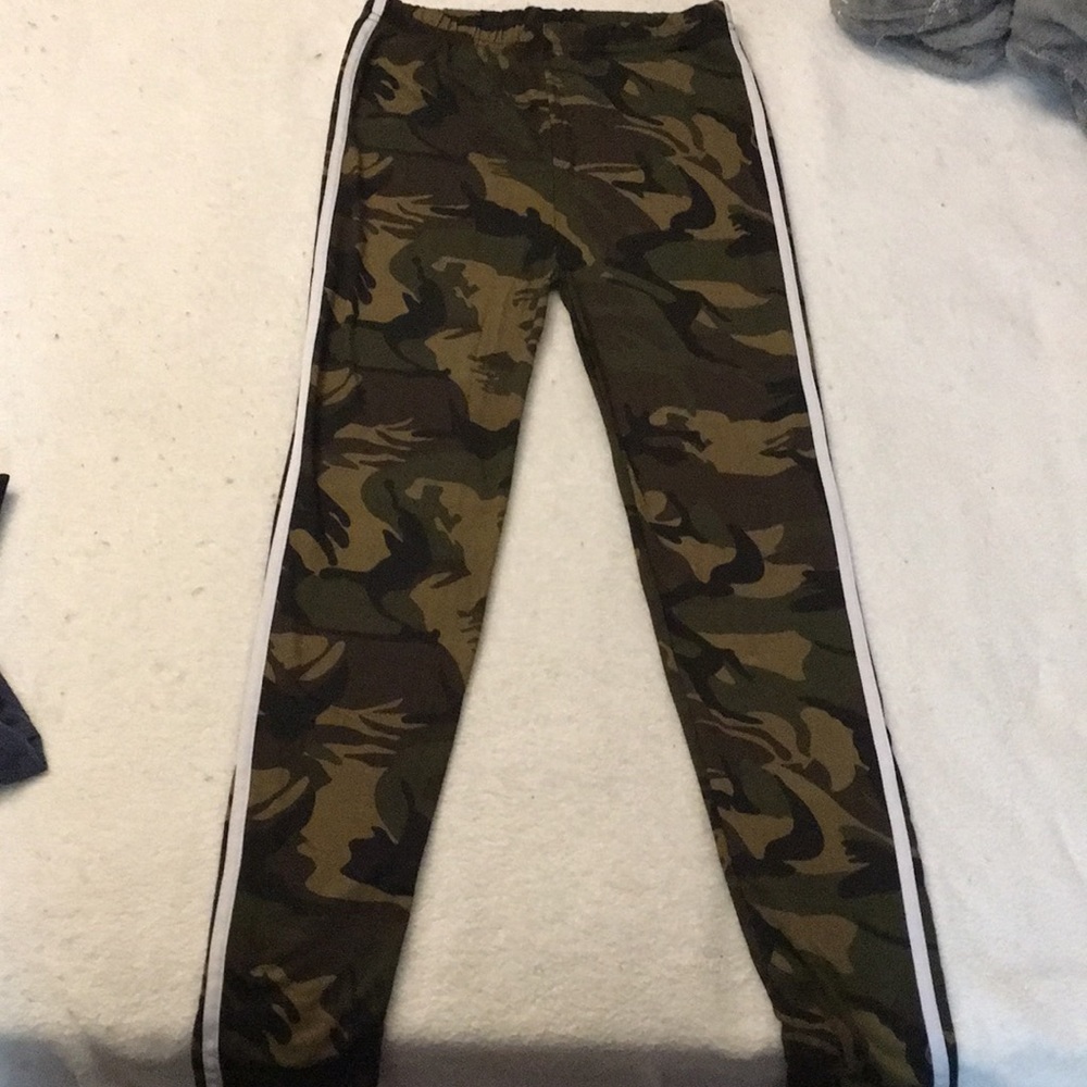 Camo leggings with stripes sz large.